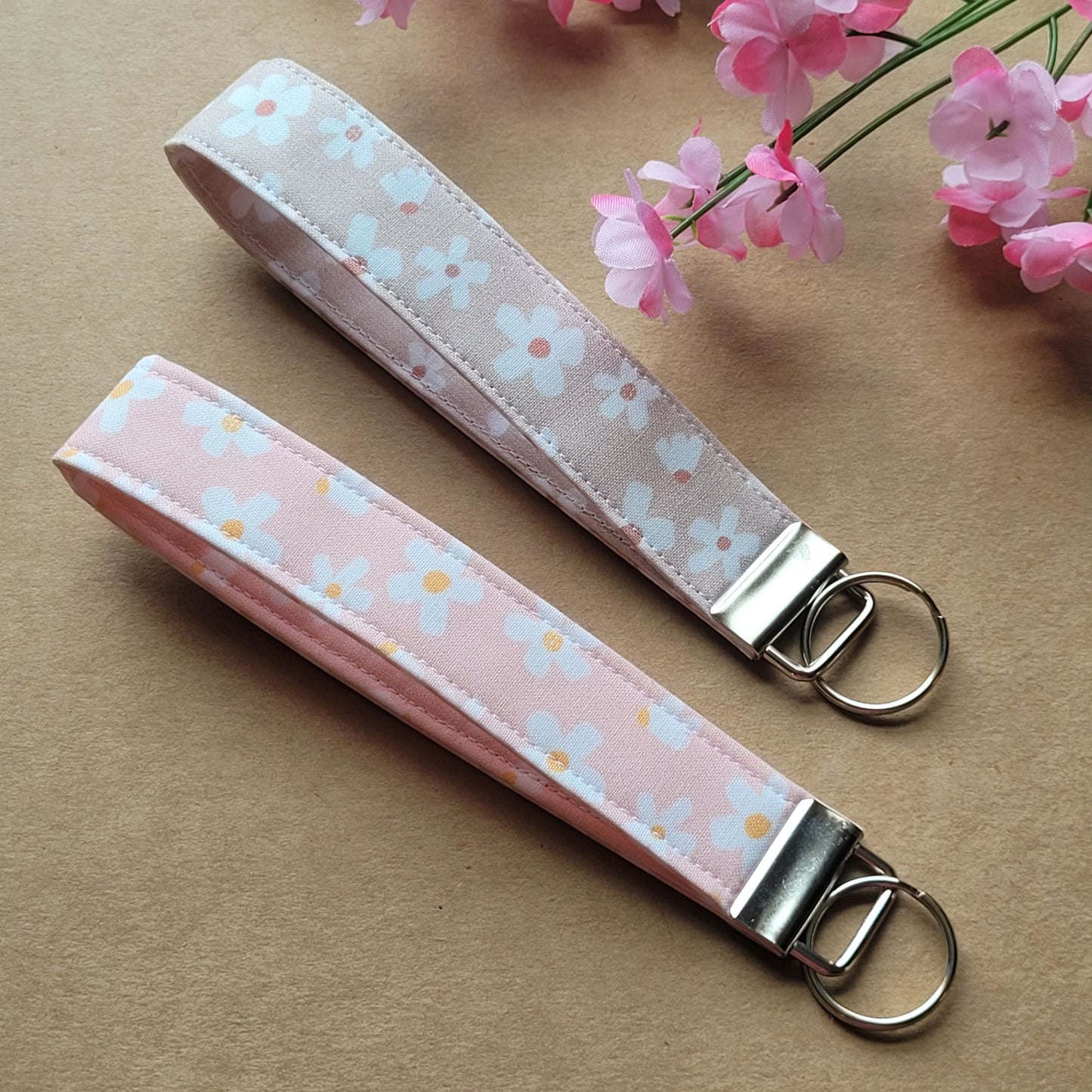 Daisy Keychain Wristlet, Flower Keychain Strap for Keys, Daisy Flower Key Holder