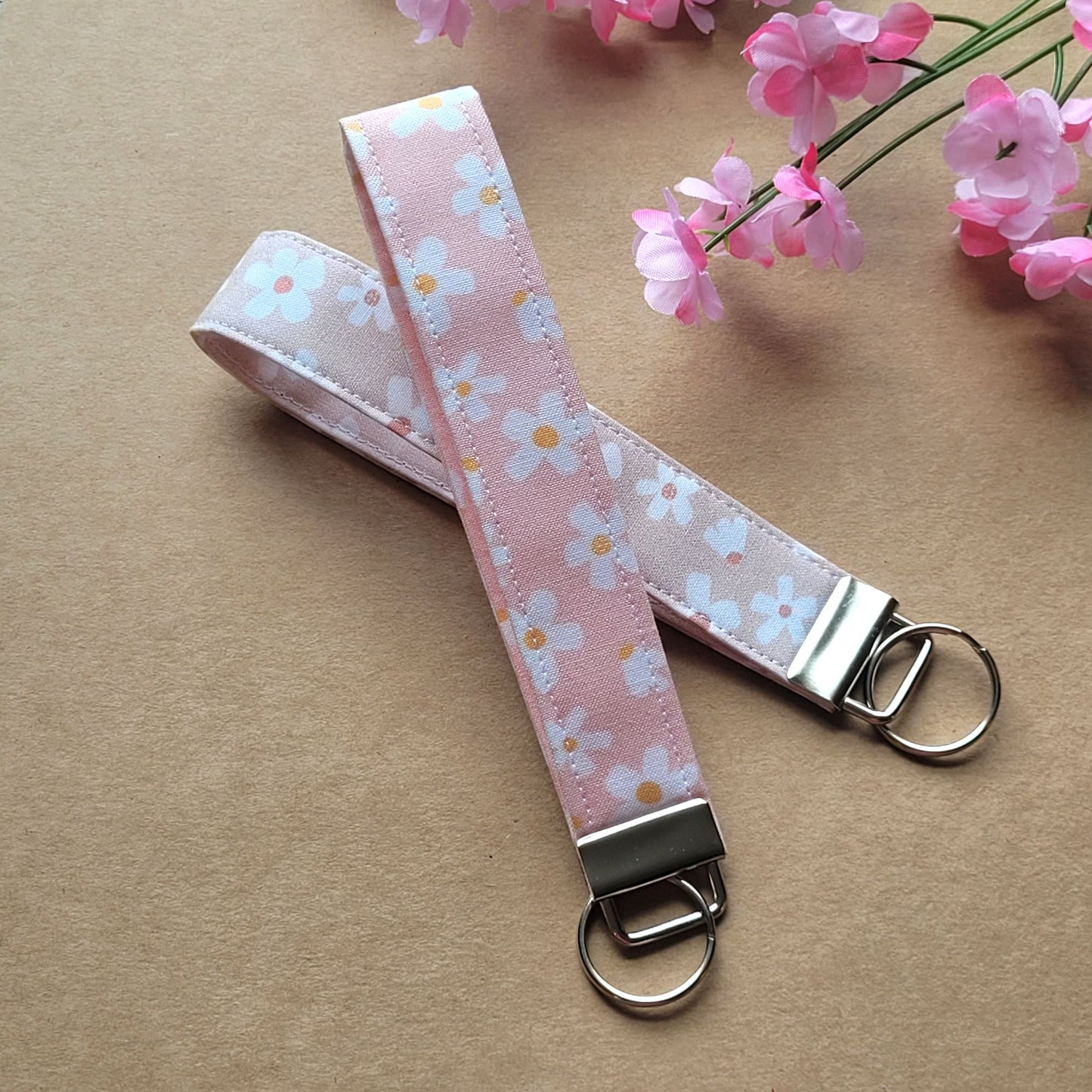 Daisy Keychain Wristlet, Flower Keychain Strap for Keys, Daisy Flower Key Holder