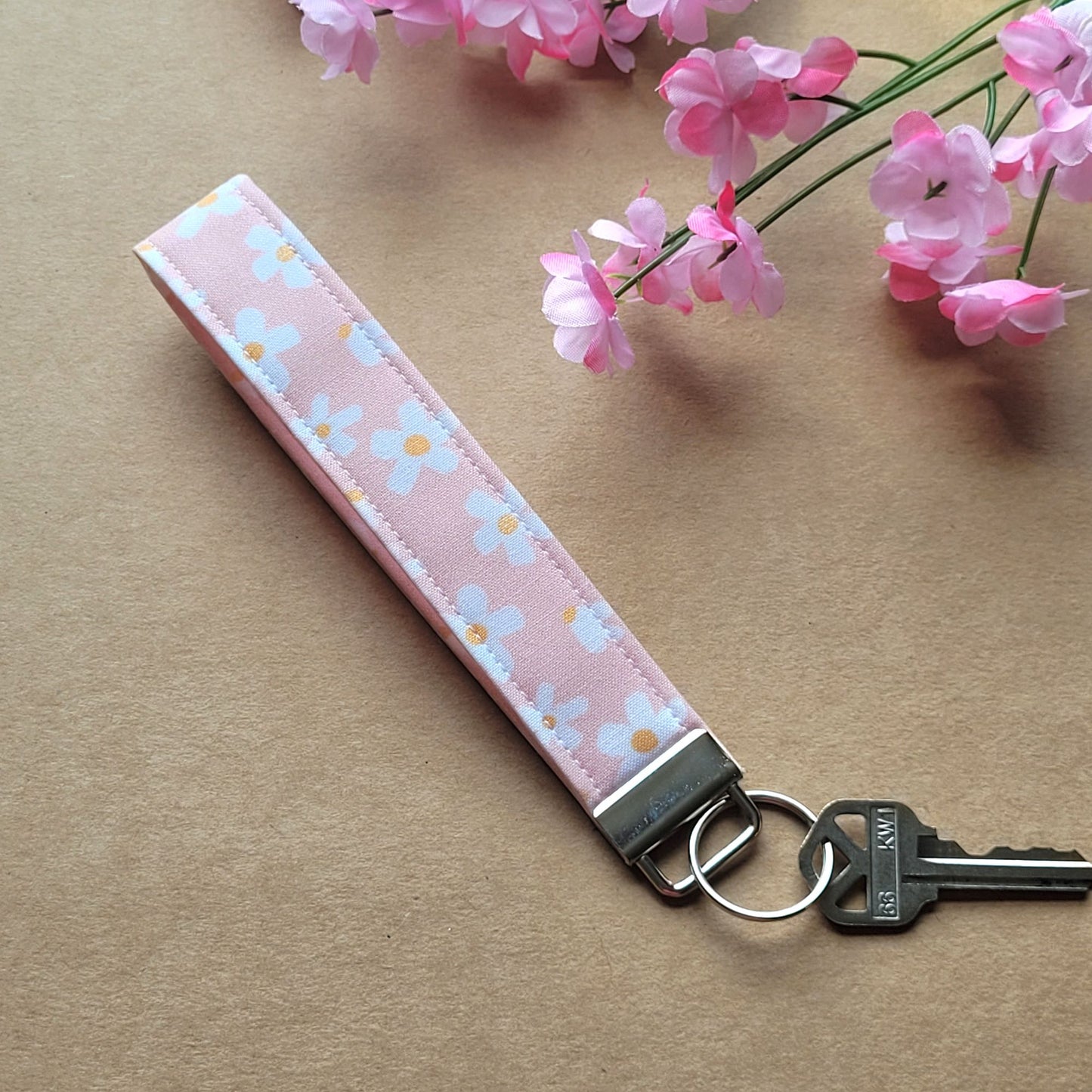 Daisy Keychain Wristlet, Flower Keychain Strap for Keys, Daisy Flower Key Holder