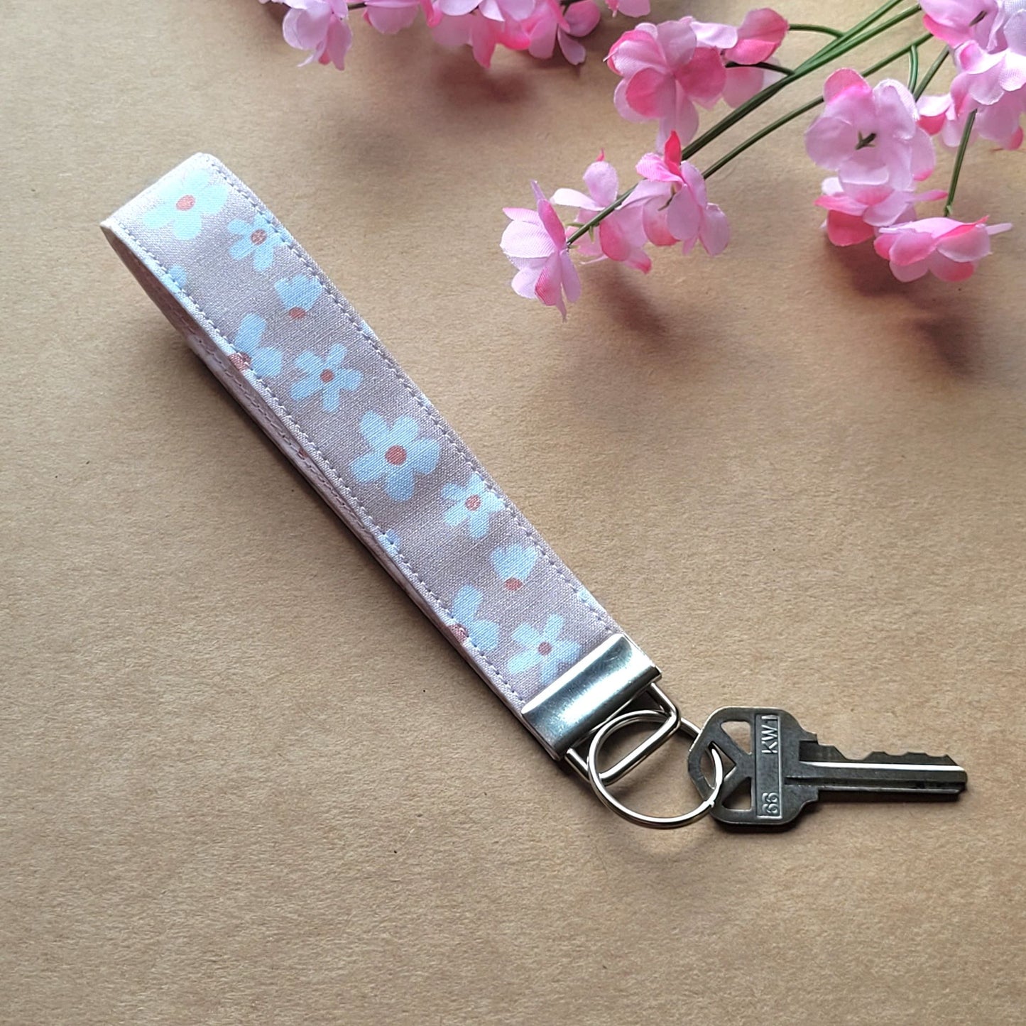 Daisy Keychain Wristlet, Flower Keychain Strap for Keys, Daisy Flower Key Holder