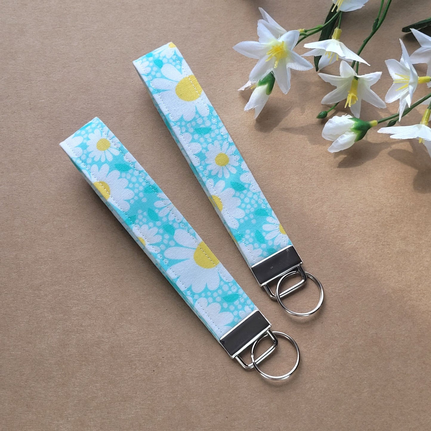 Daisy Keychain, Fabric Keychain Fob, Turquoise Floral Keychain Wristlist, White Daisy Keychain Strap for Keys, Spring Key Holder