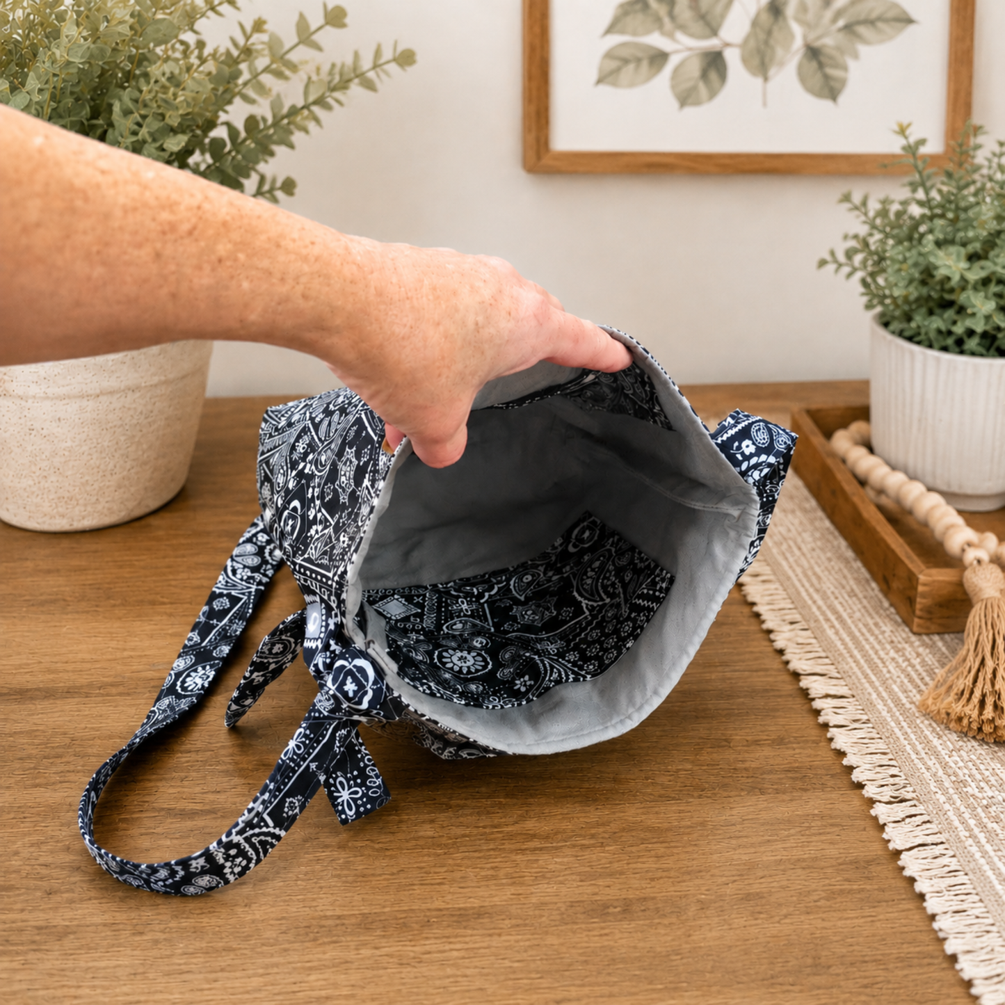Bandana Crossbody Bag - Classic Black / Magnetic Closure