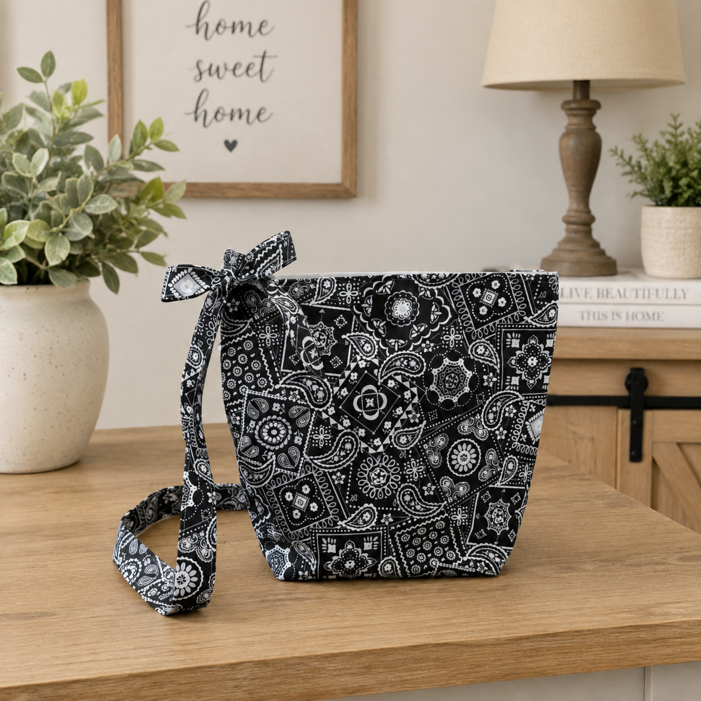 Bandana Crossbody Bag - Classic Black / Magnetic Closure