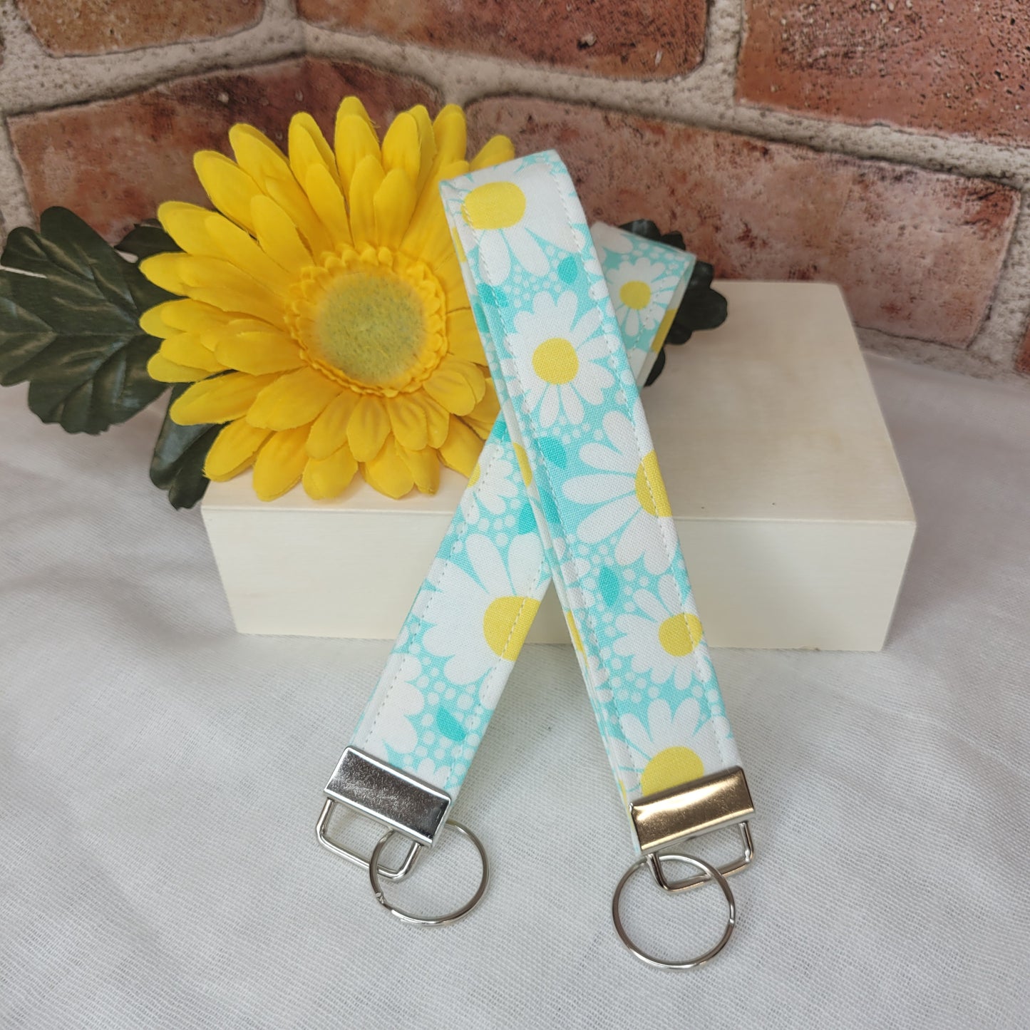 Daisy Keychain, Fabric Keychain Fob, Turquoise Floral Keychain Wristlist, White Daisy Keychain Strap for Keys, Spring Key Holder