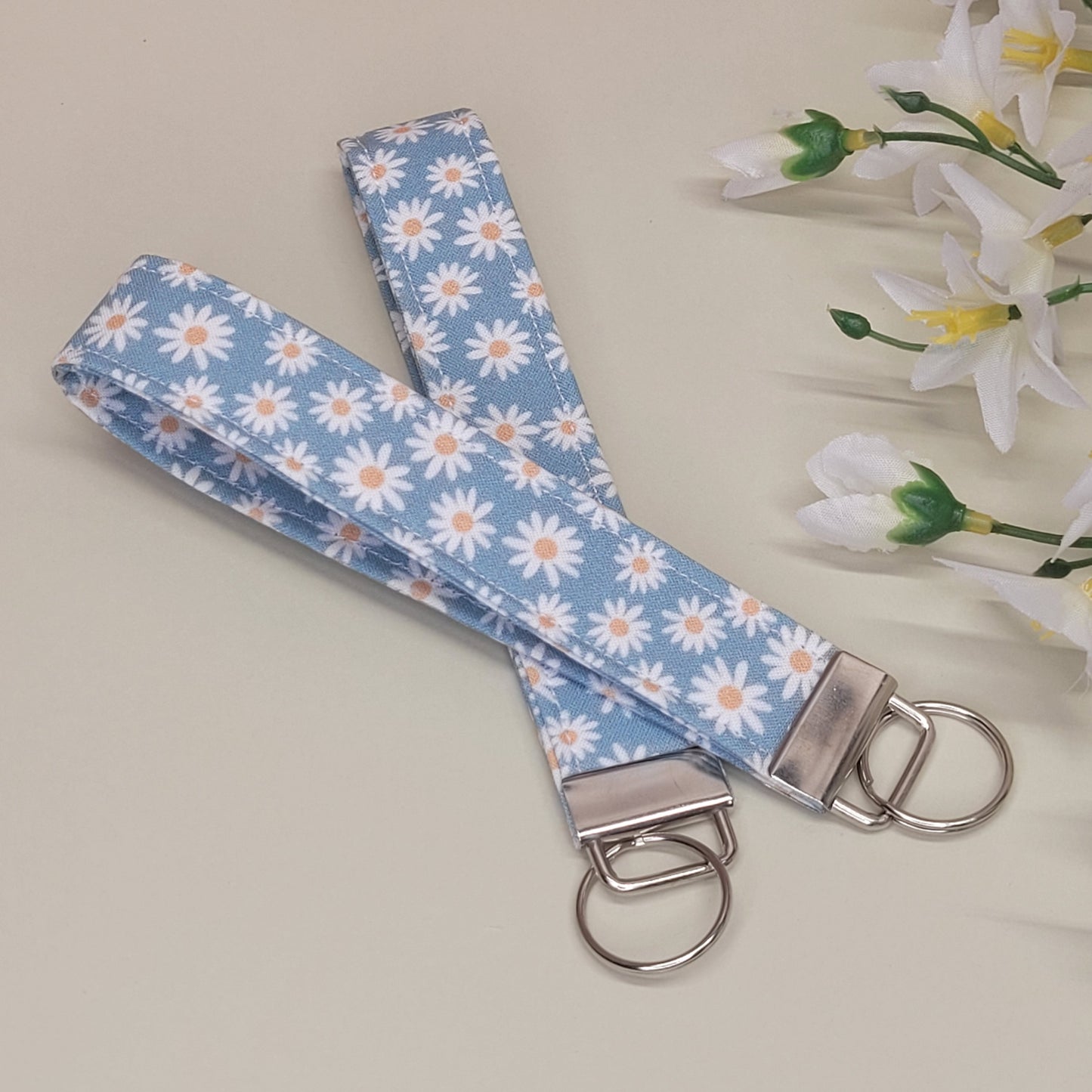 Blue Daisy Keychain, Ditsy Daisy Flower Keychain Strap for Keys, Daisy Flower Key Holder Wristlet