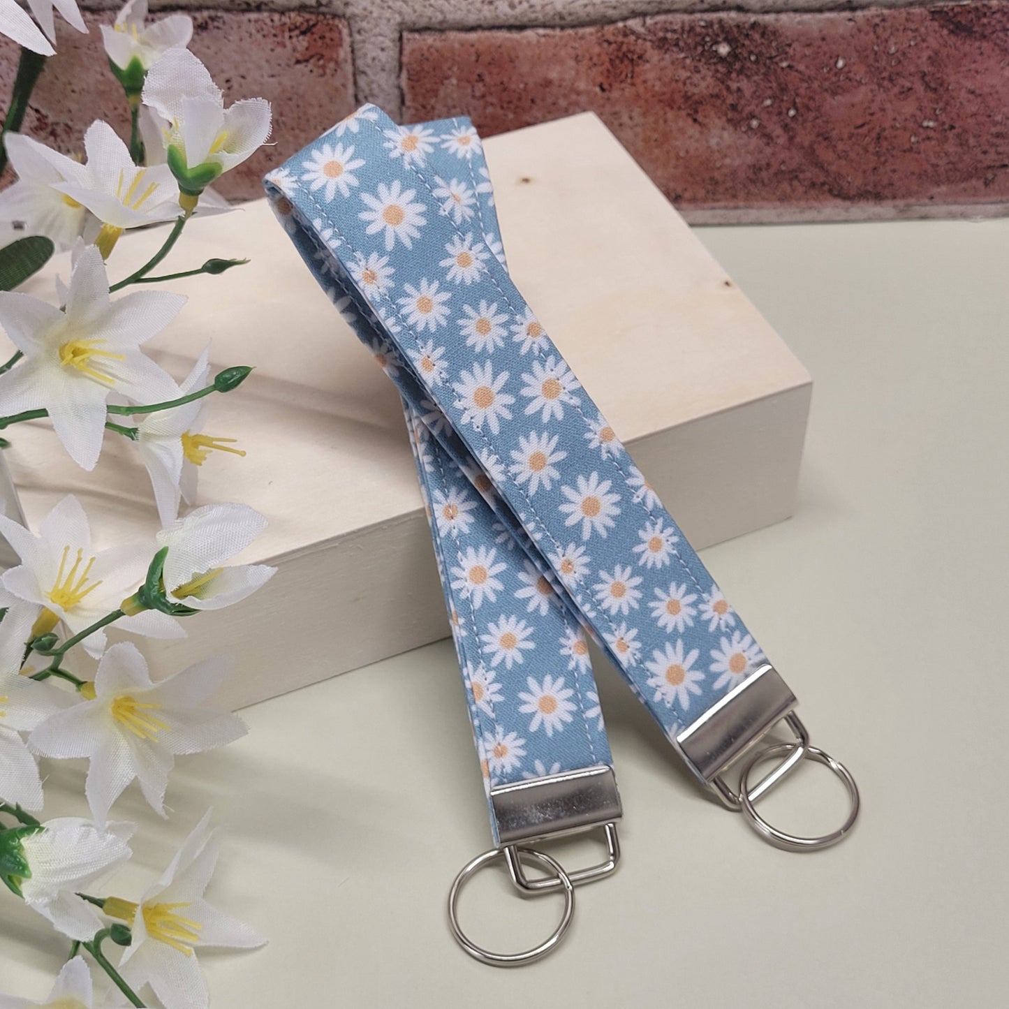 Blue Daisy Keychain, Ditsy Daisy Flower Keychain Strap for Keys, Daisy Flower Key Holder Wristlet