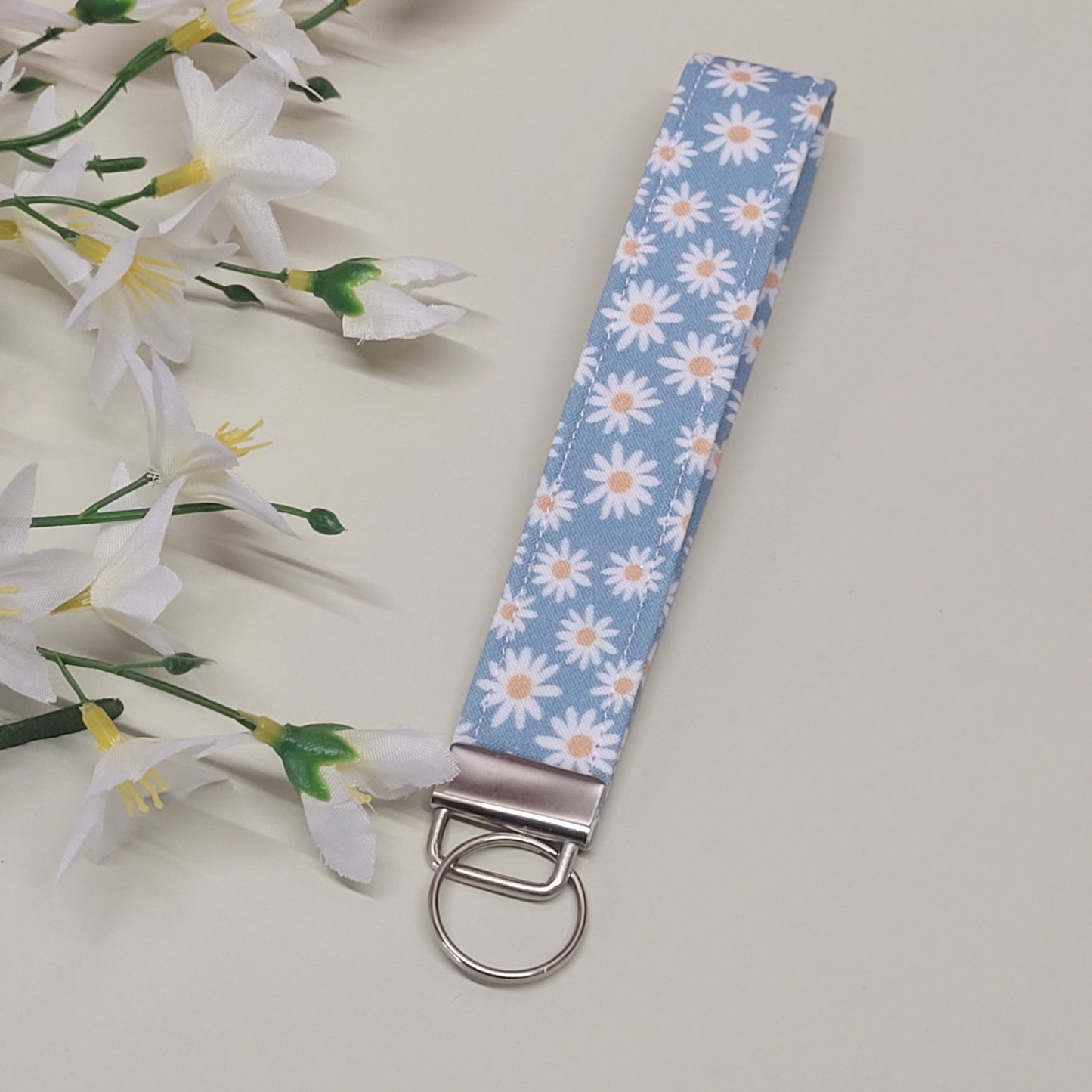 Blue Daisy Keychain, Ditsy Daisy Flower Keychain Strap for Keys, Daisy Flower Key Holder Wristlet