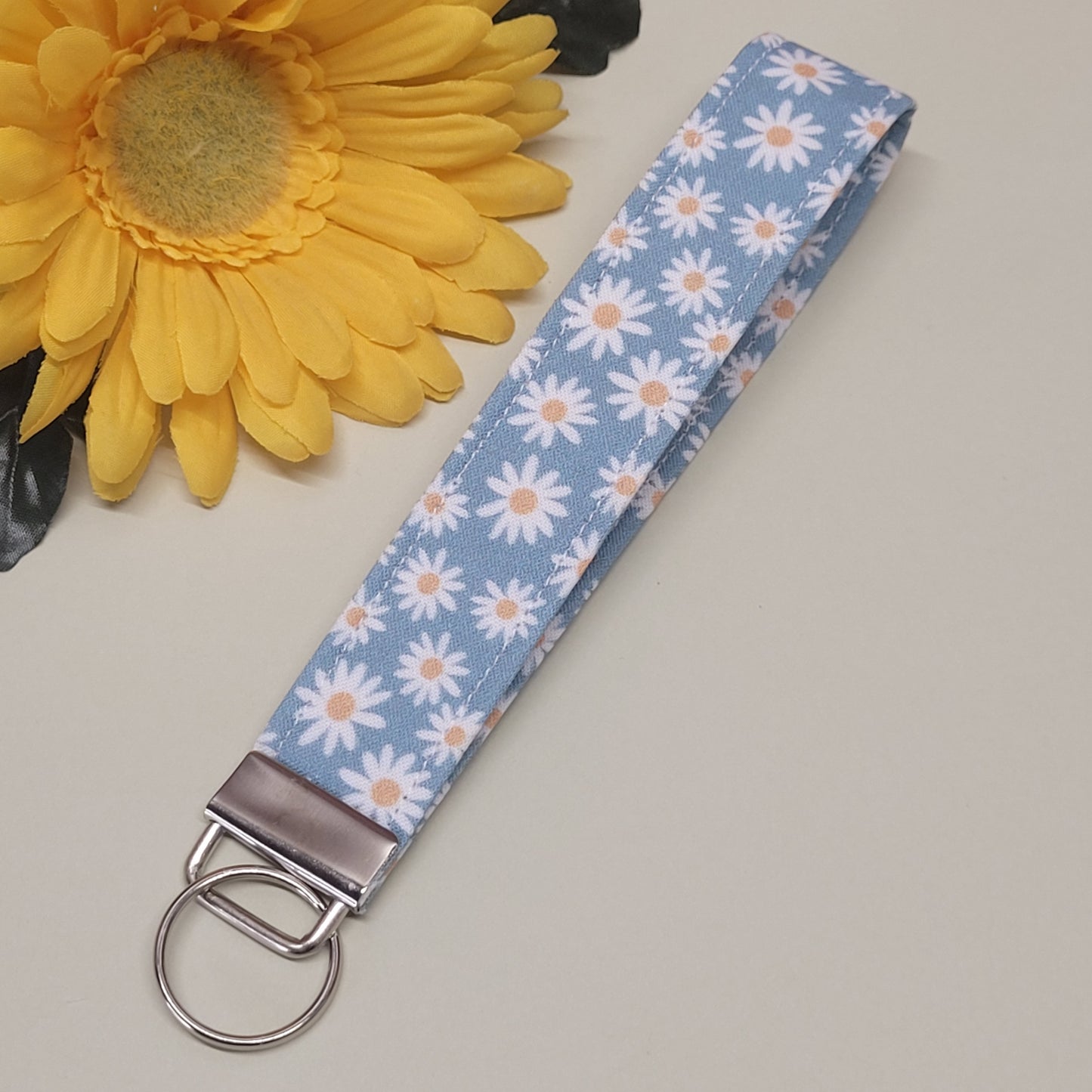 Blue Daisy Keychain, Ditsy Daisy Flower Keychain Strap for Keys, Daisy Flower Key Holder Wristlet