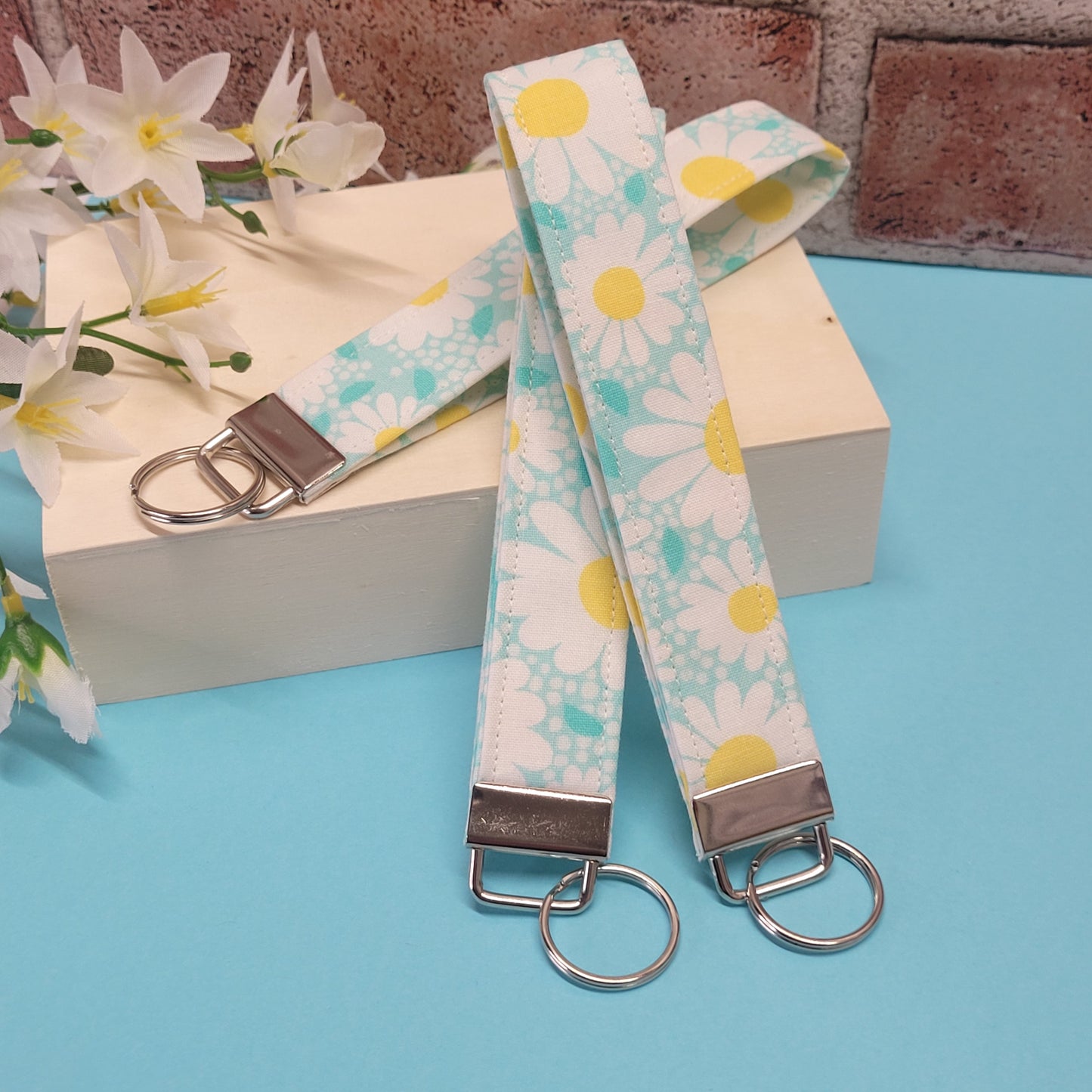 Daisy Keychain, Fabric Keychain Fob, Turquoise Floral Keychain Wristlist, White Daisy Keychain Strap for Keys, Spring Key Holder