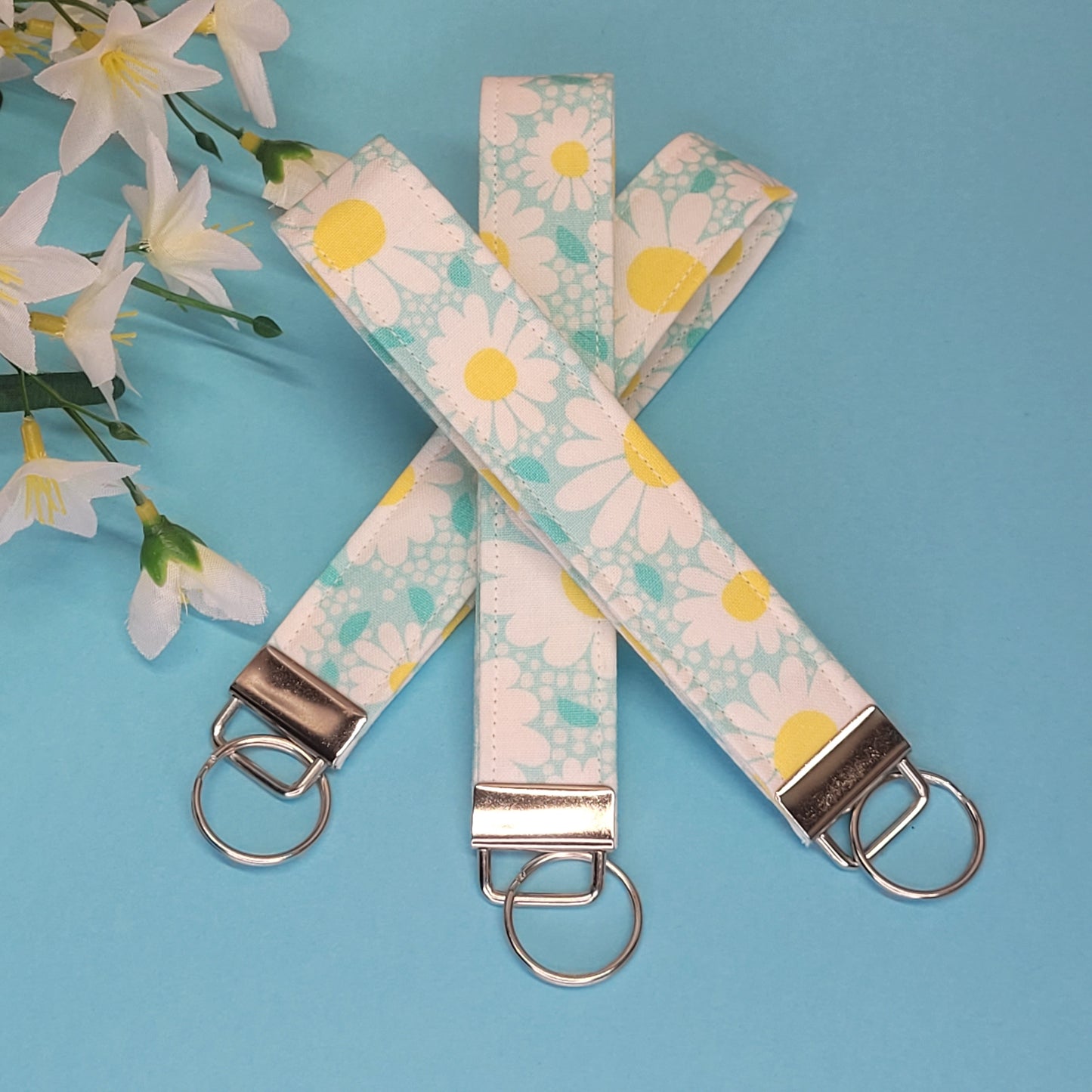 Daisy Keychain, Fabric Keychain Fob, Turquoise Floral Keychain Wristlist, White Daisy Keychain Strap for Keys, Spring Key Holder