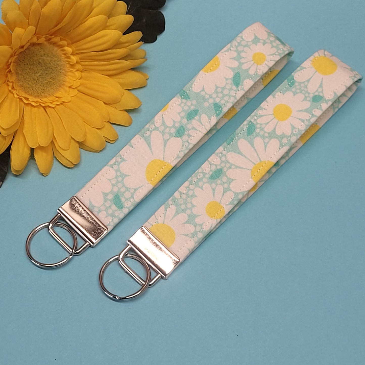 Daisy Keychain, Fabric Keychain Fob, Turquoise Floral Keychain Wristlist, White Daisy Keychain Strap for Keys, Spring Key Holder