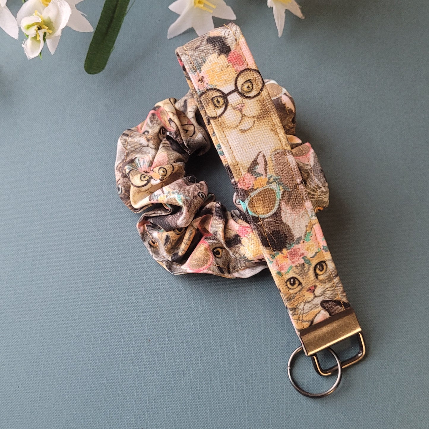 Cat Kitten Keychain Fob, Cat Kitty Lover Wristlist Keychain Strap for Keys, Free Matching Cat Scrunchie