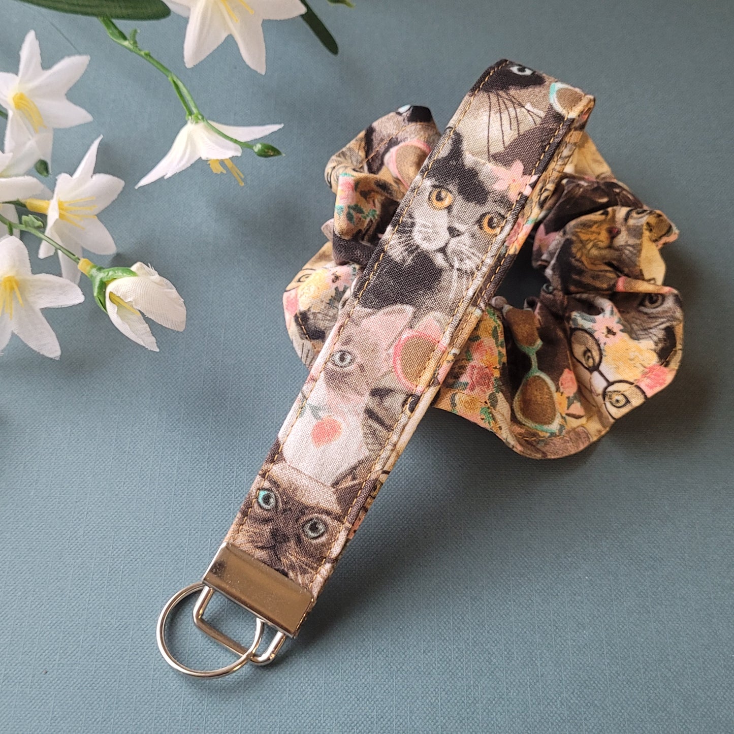 Cat Kitten Keychain Fob, Cat Kitty Lover Wristlist Keychain Strap for Keys, Free Matching Cat Scrunchie