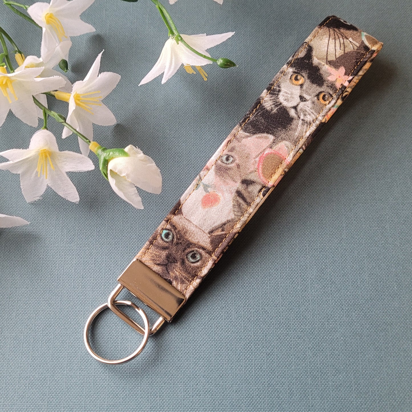 Cat Kitten Keychain Fob, Cat Kitty Lover Wristlist Keychain Strap for Keys, Free Matching Cat Scrunchie